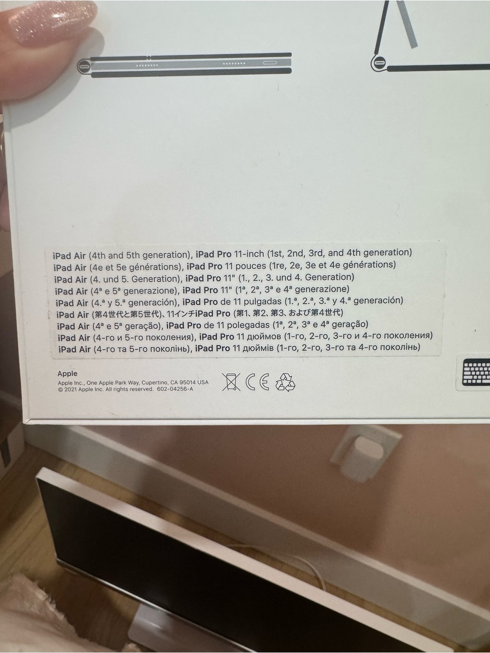 Apple iPad Magic Keyboard - White and Silver - Picture 2 of 2